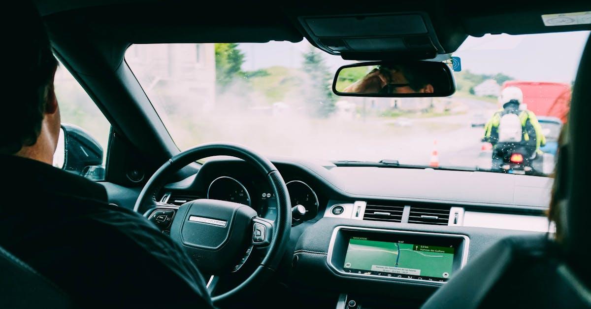 Pustsze drogi, cięższe powieki: jak zaplanować późny powrót, by dojechać bezpiecznie