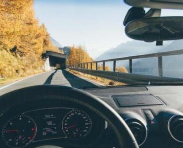 Wysokie obroty w wysokich górach: przygotuj samochód na ostre podjazdy i bezpieczne zjazdy