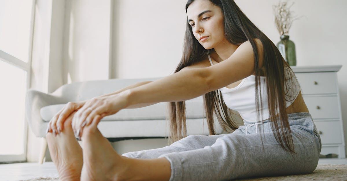 Wieczorny reset ciała: krótki rytuał rozciągania po biurowym maratonie