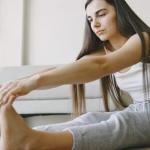 Wieczorny reset ciała: krótki rytuał rozciągania po biurowym maratonie