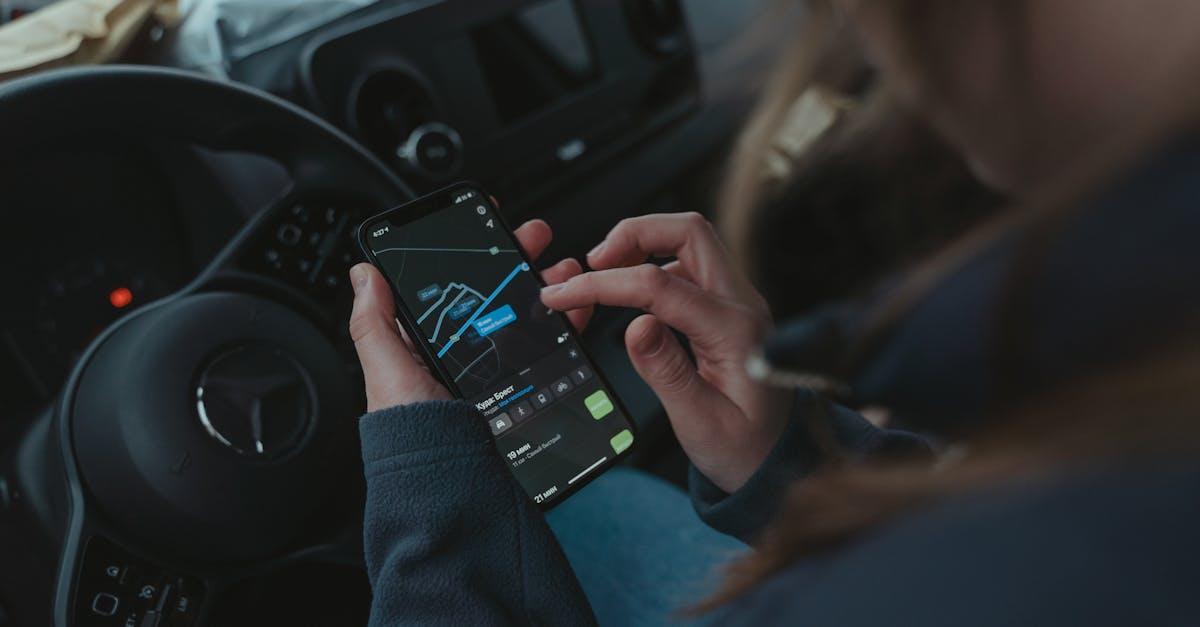 Zniknął internet? Jedź dalej! Jak przygotować telefon z mapami offline na każdą trasę