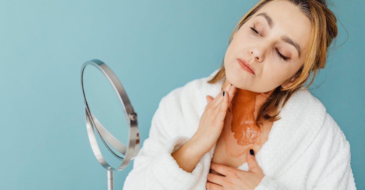 Zatrzymaj czas poniżej linii brody: szyja i dekolt w pielęgnacji, której zwykle brakuje