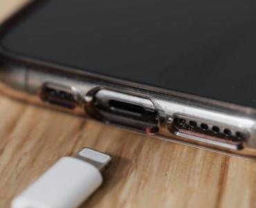 Porty ładowania jak nowe: bezpieczne sposoby na smartfon i laptop bez ryzyka uszkodzeń