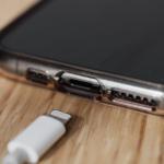 Porty ładowania jak nowe: bezpieczne sposoby na smartfon i laptop bez ryzyka uszkodzeń