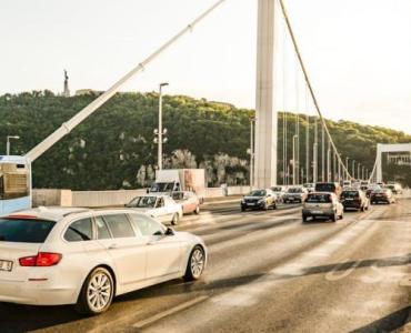 Wyrusz przed świtem i wyprzedź korki: sprawdzone patenty na płynny start w trasę