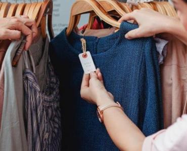 Mała szafa, wielki styl: sprytny przewodnik po odpowiedzialnych zakupach i kapsułowej garderobie