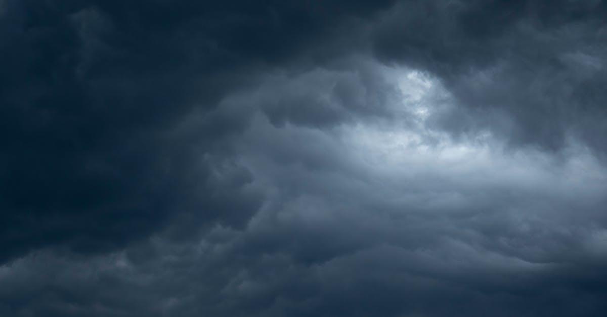 Gdy niebo psuje plany: sprytne patenty w podróży — jak przełożyć zwiedzanie i wciąż wygrać dzień