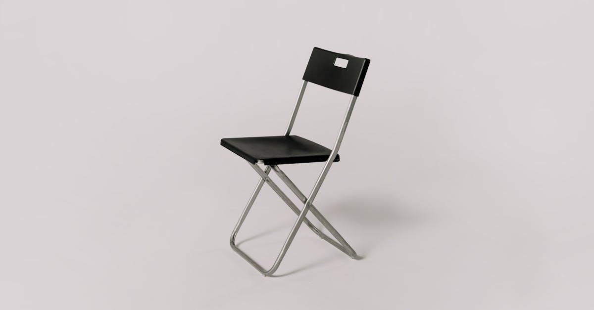 Mały balkon, wielkie możliwości: składane meble, które znikają po złożeniu