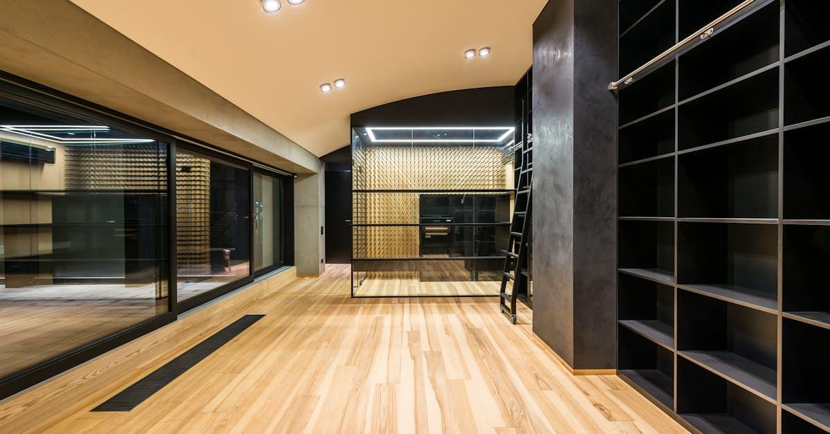 Od podłogi po sufit: ściana z półkami, która porządkuje i zachwyca - kiedy ma sens?