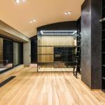 Od podłogi po sufit: ściana z półkami, która porządkuje i zachwyca - kiedy ma sens?