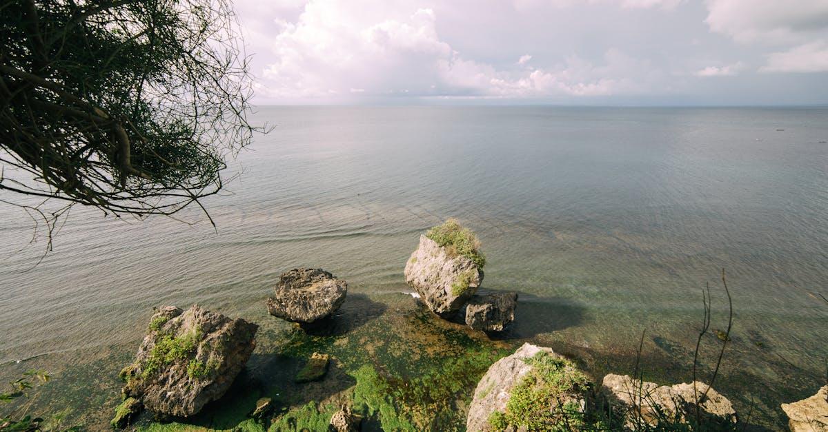 Szept fal, nie zgiełk plaży: przewodnik po kameralnych zakątkach nad wodą