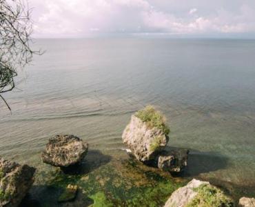 Szept fal, nie zgiełk plaży: przewodnik po kameralnych zakątkach nad wodą