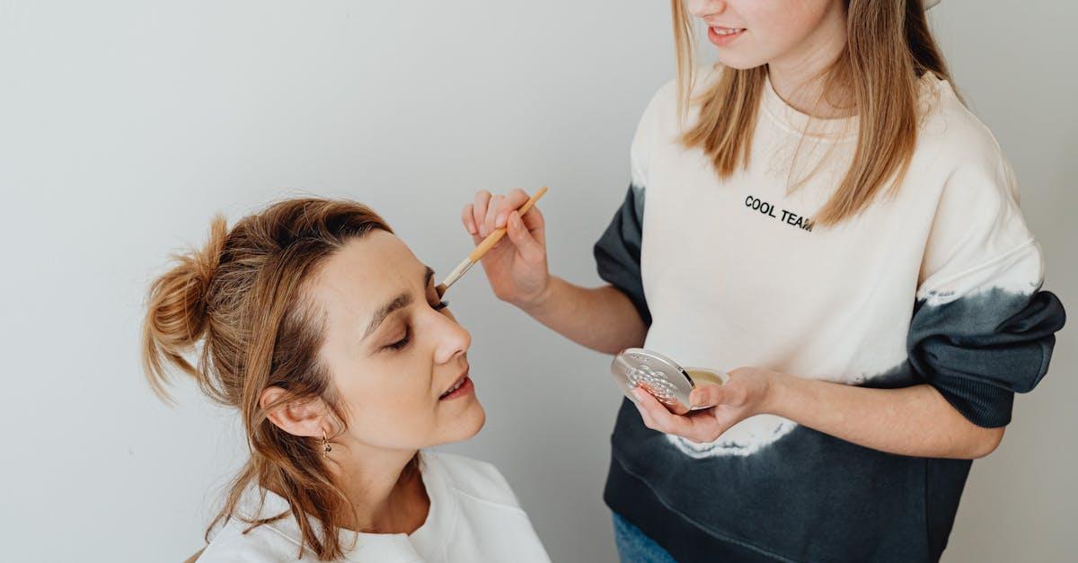 Blask bez filtrów: makijaż, który zachwyca w słońcu i pod lampami