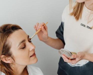 Blask bez filtrów: makijaż, który zachwyca w słońcu i pod lampami