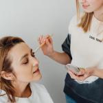 Blask bez filtrów: makijaż, który zachwyca w słońcu i pod lampami