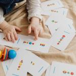 Zero ekranów, mnóstwo śmiechu: najlepsze gry słowne i zabawy w aucie dla dzieci