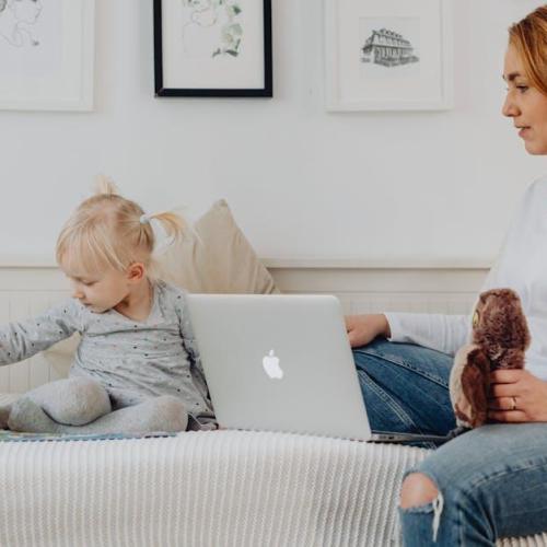 Uważaj, co mówisz: codzienne zwroty, które podkopują dziecięcą pewność siebie — i czym je zastąpić