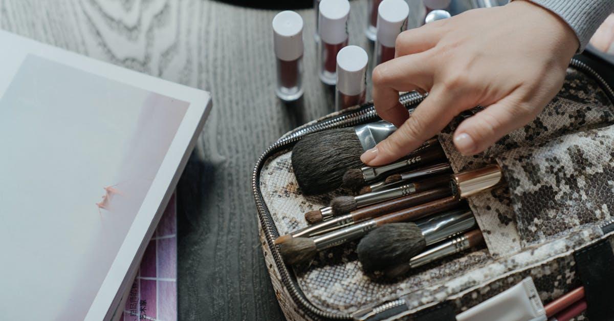 Zmieść piękno w kieszeni: kosmetyczka minimalistki z produktami, które robią wszystko