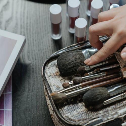 Zmieść piękno w kieszeni: kosmetyczka minimalistki z produktami, które robią wszystko