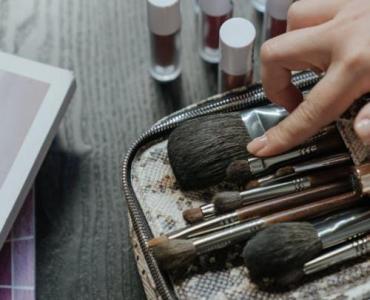 Zmieść piękno w kieszeni: kosmetyczka minimalistki z produktami, które robią wszystko