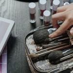 Zmieść piękno w kieszeni: kosmetyczka minimalistki z produktami, które robią wszystko