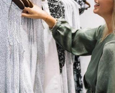 Mniej ubrań, więcej stylu: jak stworzyć codzienną szafę kapsułową bez wyrzeczeń