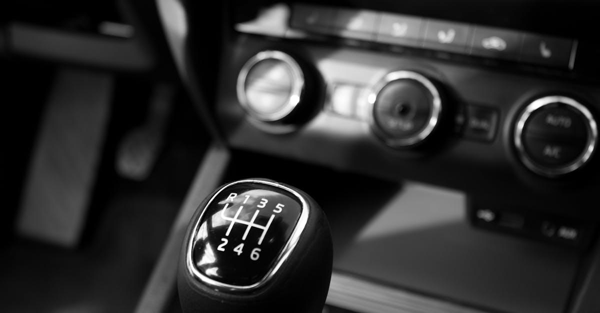 Zjedź mądrze, dojedź dalej: sztuka bezpiecznych zjazdów z użyciem hamulców i biegów