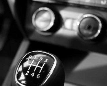 Zjedź mądrze, dojedź dalej: sztuka bezpiecznych zjazdów z użyciem hamulców i biegów