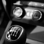 Zjedź mądrze, dojedź dalej: sztuka bezpiecznych zjazdów z użyciem hamulców i biegów