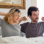 Obudź ciało, zanim wstaniesz: 7 prostych ćwiczeń w łóżku na poranną sztywność